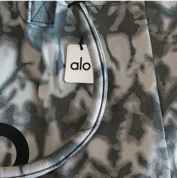 ALO Yoga Shopper Tote - Picture 5 of 8